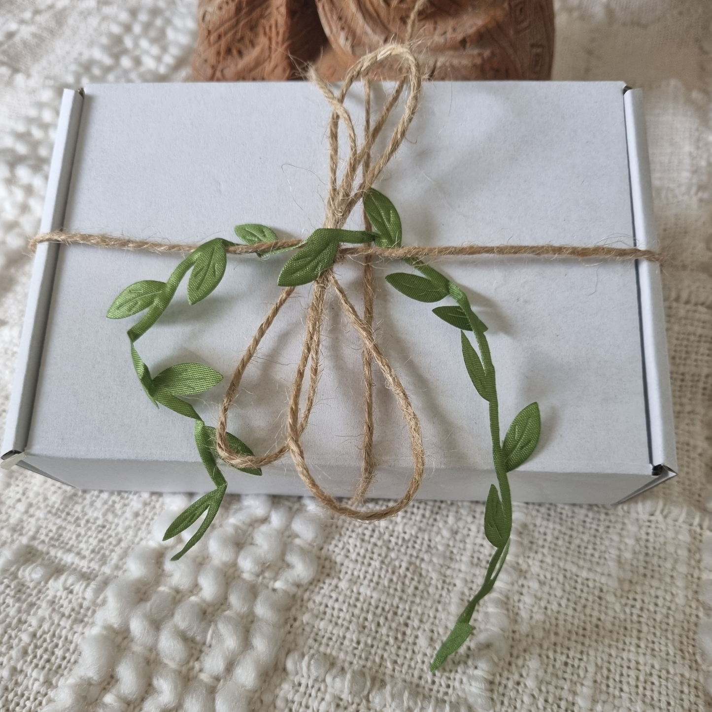 Gift box - White jade Bracelet & Tumblestones
