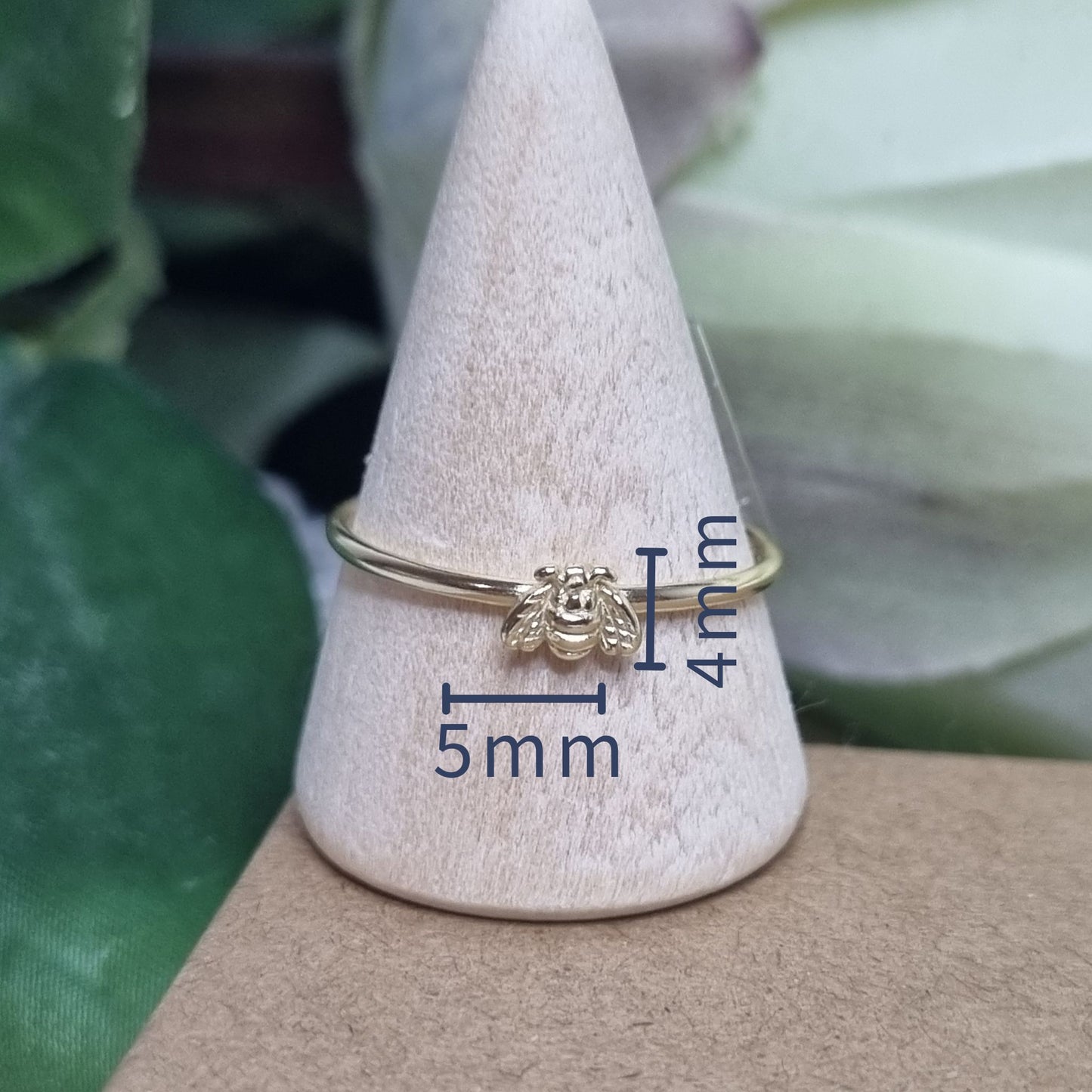 Minimalist gold bee ring with fine band – nature-inspired design