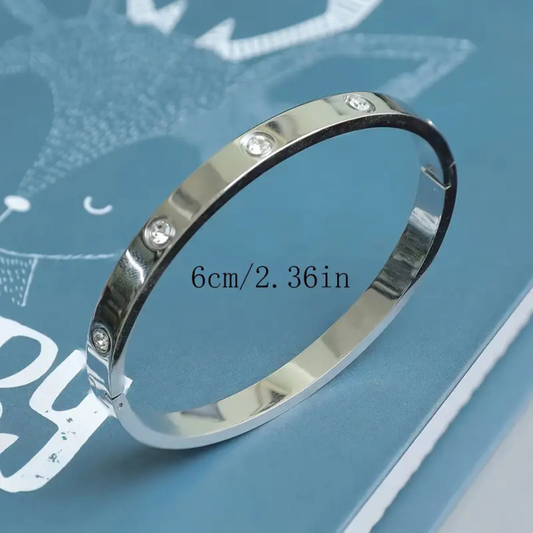 Material: Premium stainless steel with silver plating
Design: Minimal, stackable, timeless style
Features: Waterproof, tarnish-resistant, and hypoallergenic