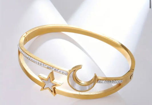 Material: 18K Gold Plated Stainless Steel
Design: Star and moon motif
Style: Celestial, stackable, minimalist
Features: Waterproof, hypoallergenic, and tarnish-resistant