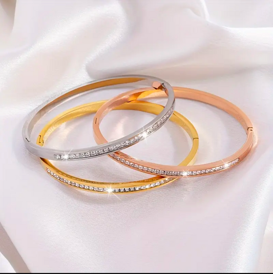 Add a refined touch to your daily style with the Everyday Elegance Bangle, crafted from premium stainless steel for a sleek, modern finish. Designed to be hypoallergenic, tarnish-resistant, and waterproof, this bangle is built to shine—wherever life takes you.