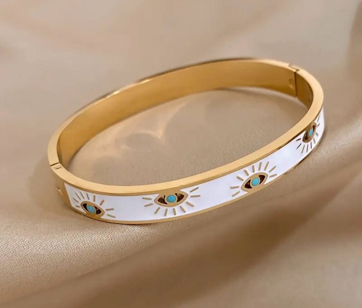 Size: 6.5cm x 5.5cm
Material: Stainless steel with 18K gold plating
Design: Evil eye motif
Style: Modern, protective, stackable