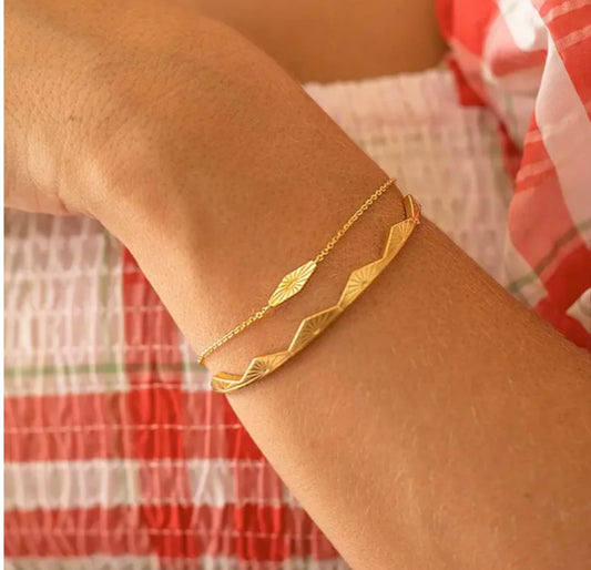 This bold yet elegant piece features a hand-engraved rising sun motif,