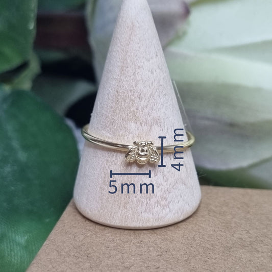 Minimalist gold bee ring with fine band – nature-inspired design